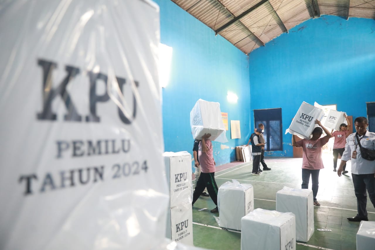 Foto 1 dari 10: H-2 Pemilu, KPU Distribusikan Logistik Pemungutan Suara Ke Kelurahan