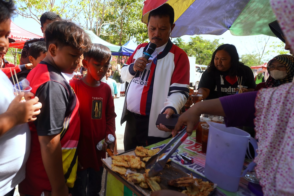 Foto 5 dari 9: Hore dapat Traktiran dari Pak Wali