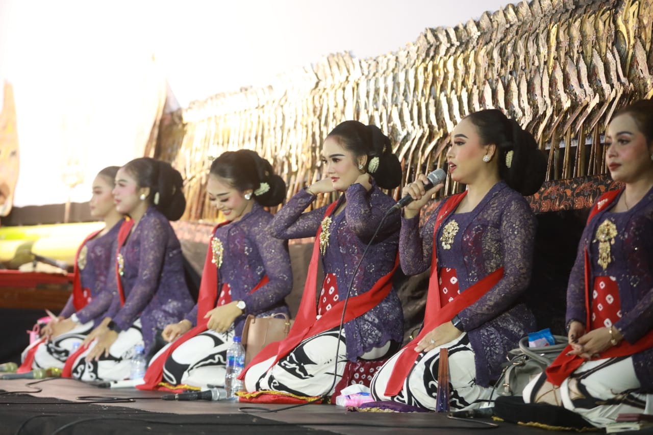 Foto 9 dari 9: Hadiri Pagelaran Wayang Kulit dan Tasyakuran PSHT, Pj Wali Kota Beri Apresiasi