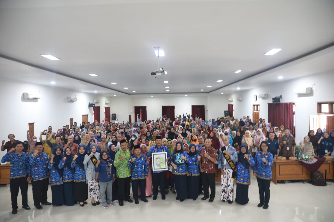 Foto 8 dari 12: Giat Parenting Bersama Wali Murid SMPN 12, Wali Kota Ingatkan Peran Orang Tua Menciptakan Generasi Emas 2045