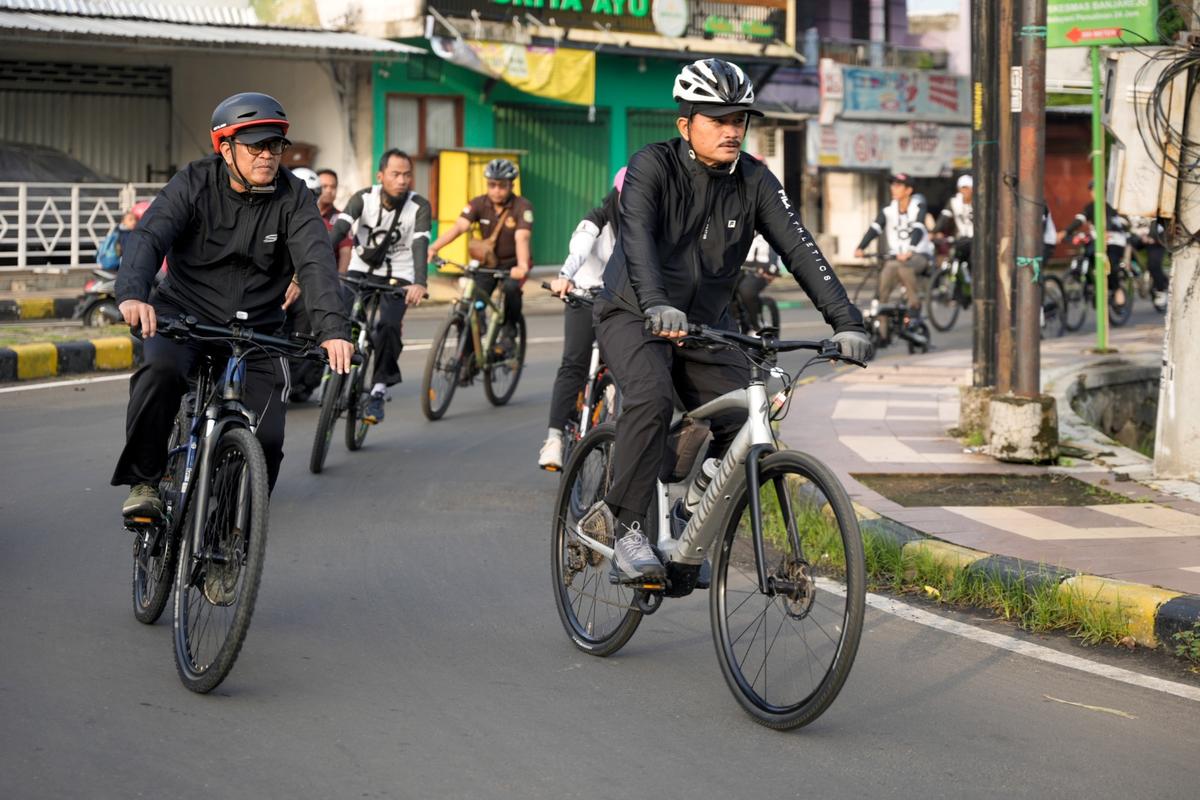 Foto 4 dari 8: Gowes Jumat Sehat, Wali Kota Cek Pavingisasi, Tinjau Masyarakat, Serta Beri Arahan Pejabat