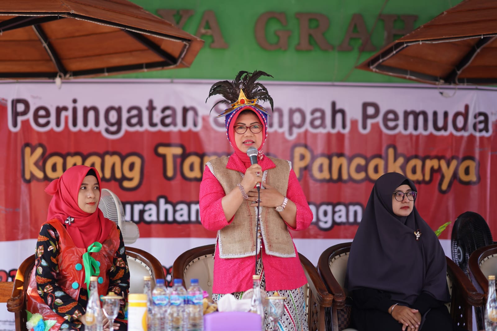 Foto 9 dari 9: Kreatif Manfaatkan Limbah, Kelurahan Nambangan Lor Gelar Lomba Kostum Carnival Daur Ulang