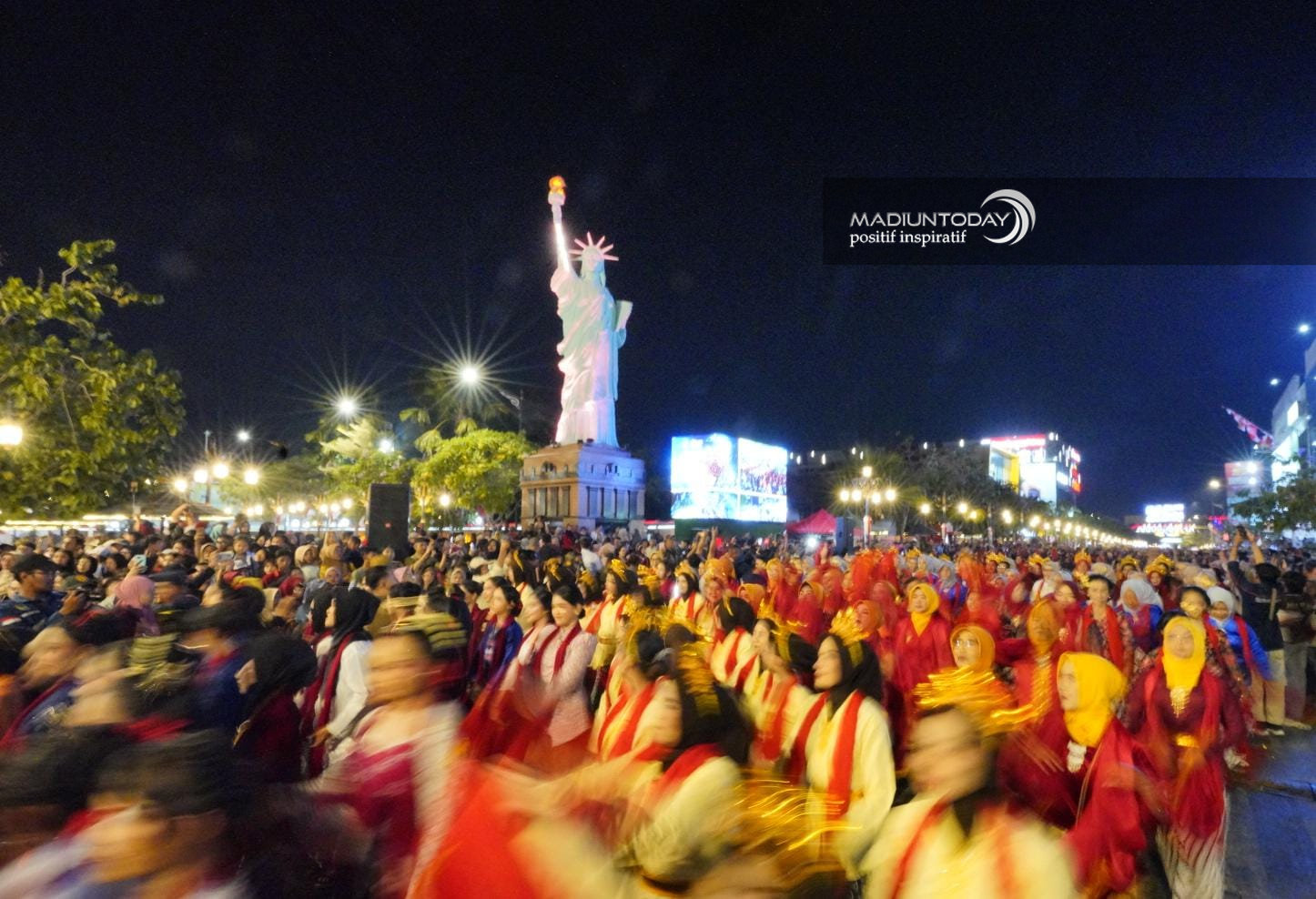 Foto 2 dari 19: Ketika Warga Turun ke Jalan, Menari Bersama di Panggung Kota