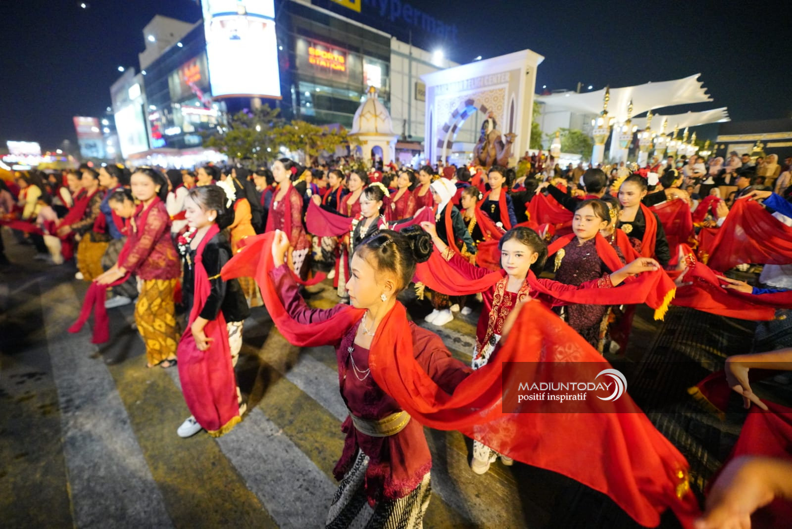 Foto 3 dari 19: Ketika Warga Turun ke Jalan, Menari Bersama di Panggung Kota