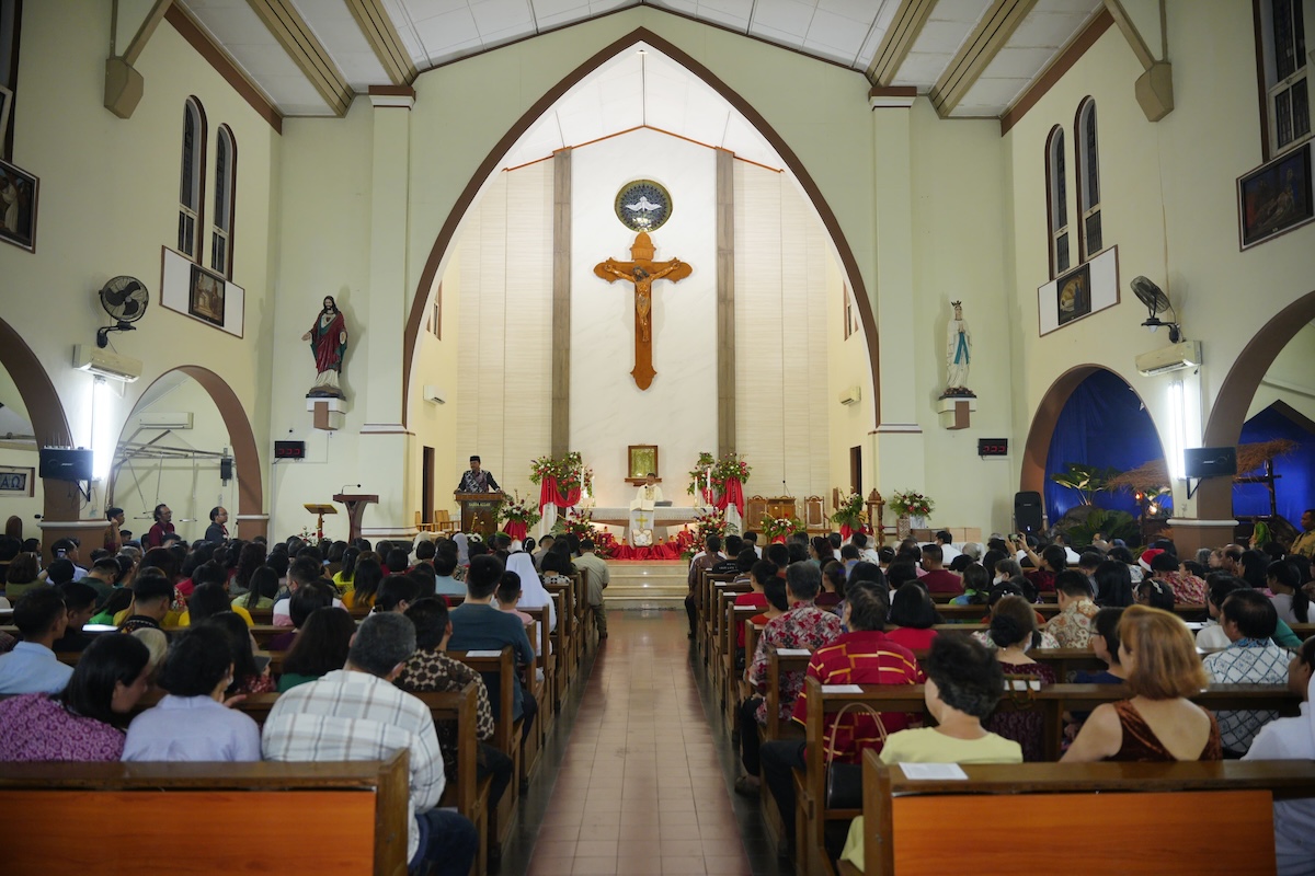 Foto 1 dari 8: Tinjau Pelaksanaan Ibadah Natal di Sejumlah Gereja, Wali Kota Pastikan Perayaan Natal Aman dan Nyaman di Kota Pendekar