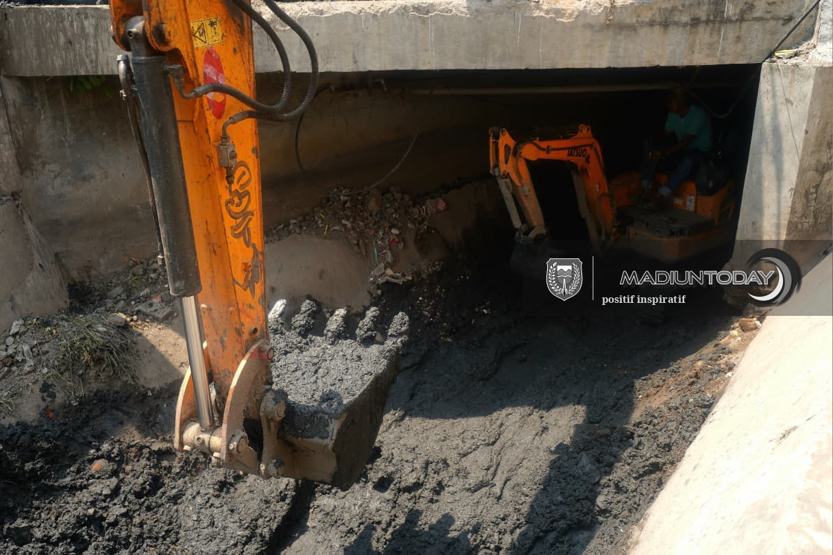 Foto 2 dari 4: Muncul Saat WBR dengan Deadline 30 Hari, Pengerukan Sedimen Sungai Terate Barat Sudah 78 Persen