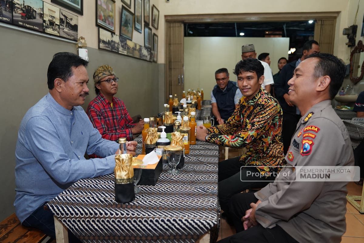 Foto 6 dari 6: Terima Anugerah Patriot Jawi Wetan 2023, Wali Kota Ajak Tim Juri Keliling Kota