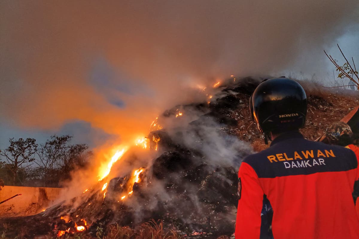 Foto 3 dari 6: Tumpukan Sampah di TPA Winongo Terbakar, Areal Kebakaran Mencapai Sepertiga Zona 6