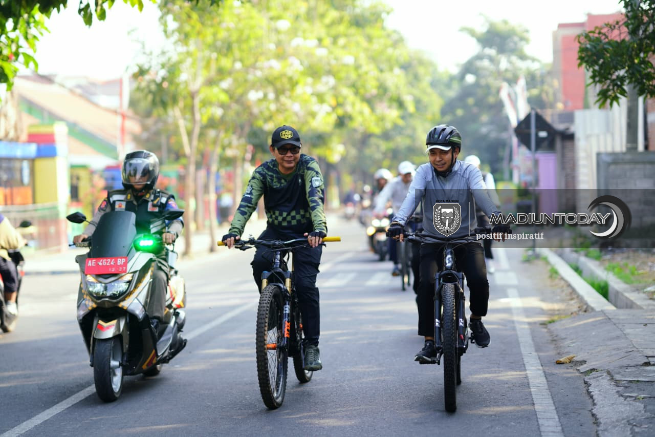Foto 10 dari 19: Gowes Keliling Kota, Plt Wali Kota Madiun Cek P2L, Data Ekonomi hingga Kebersihan Lingkungan