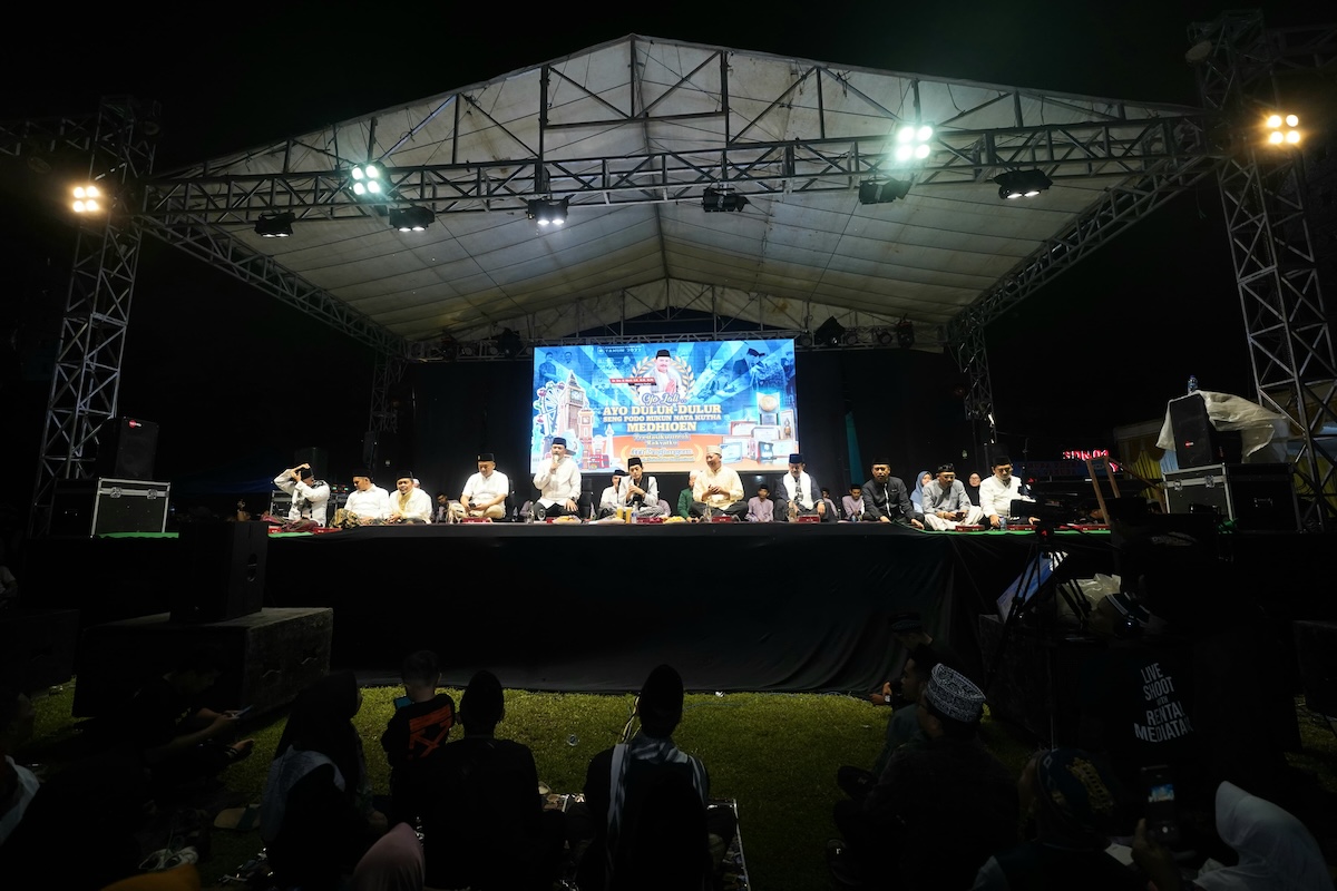 Foto 6 dari 9: Hadiri Pengajian Gus Iqdam, Wali Kota: Tausiyah Beliau Akan Membawa Penerangan Dalam Kehidupan Kita Sehari-hari