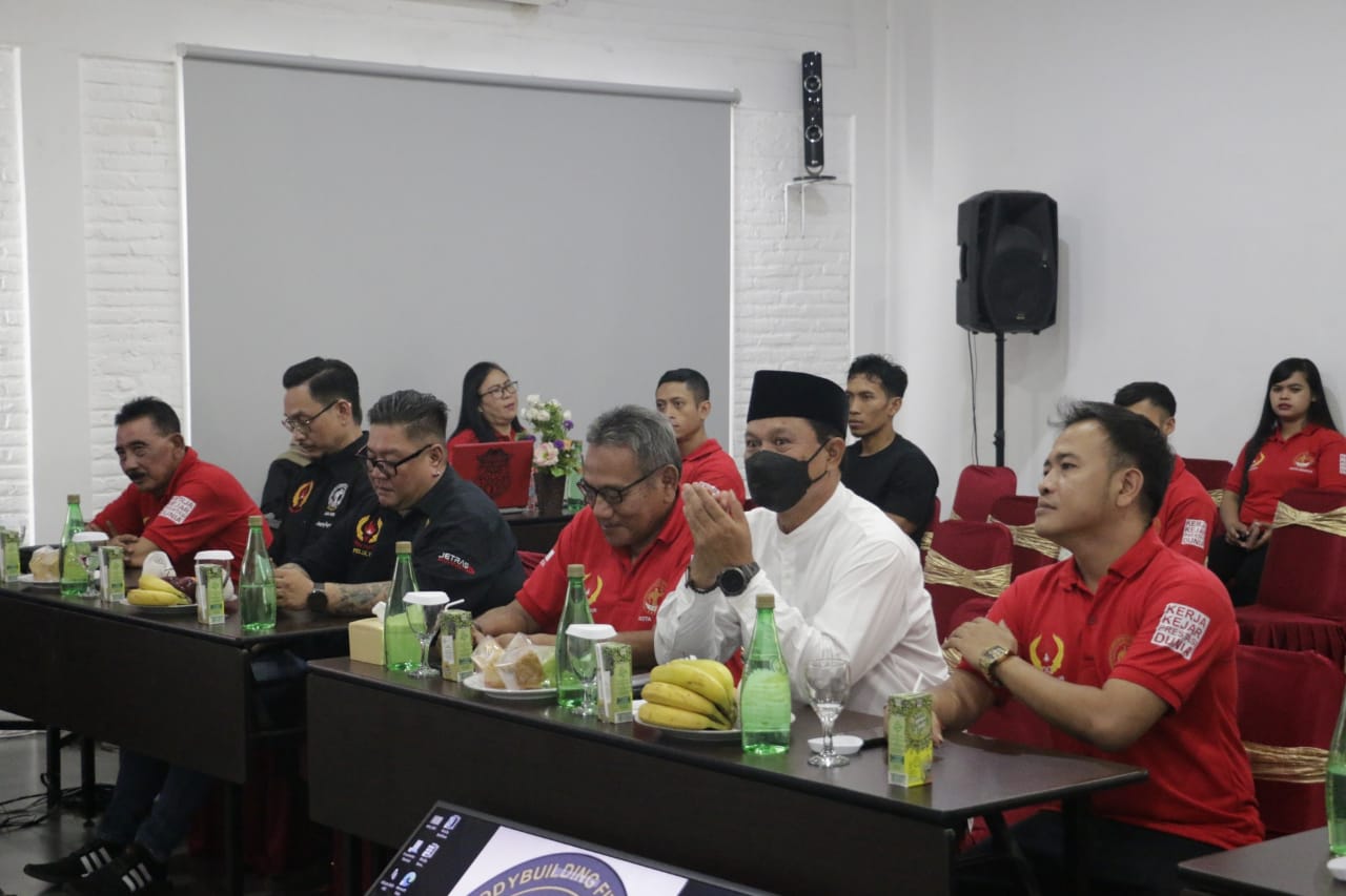 Foto 4 dari 5: Kukuhkan Pengurus PBFI Kota Madiun, Wali Kota Harap Makin Profesional dan Sumbangkan Prestasi Untuk Kota