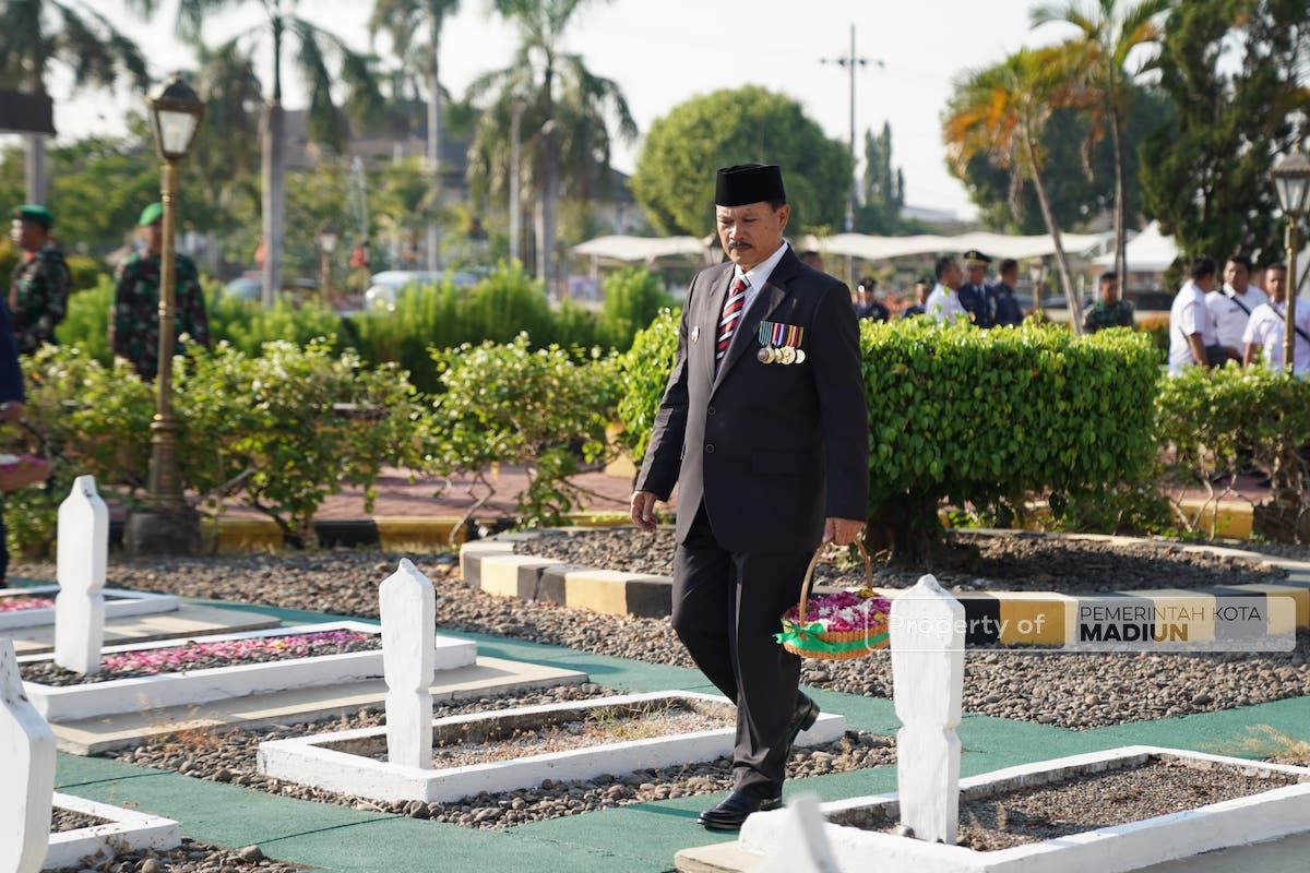 Foto utama berita: Sambut HUT ke-78 TNI, Wali Kota Maidi Ikuti Ziarah di Taman Makam Pahlawan