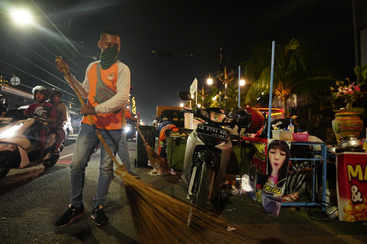 Foto 2 dari 6: Gercep! Petugas Kebersihan Bersihkan Sisa Sampah Malam Tahun Baru