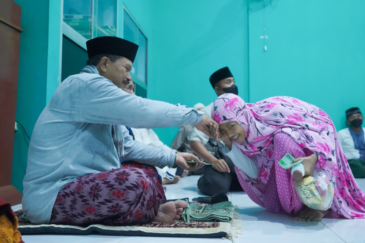 Foto 5 dari 9: Salat Isya di Musala Al Muhajirin 1, Jamaah Doakan Wali Kota di Akhir Acara