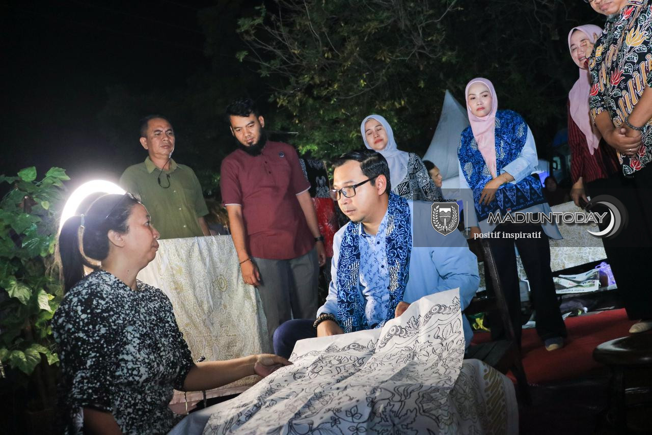 Foto 1 dari 10: Tak Hanya Sambang Warga, Plt Wali Kota Juga Serahkan Bantuan, Tabur Ikan, Membatik, Hingga Memasak saat WBR