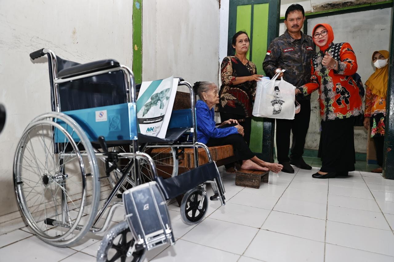 Foto 8 dari 10: Wali Kota Salurkan Bantuan Kursi Roda Dan Tongkat Jalan Bagi Warga Yang Membutuhkan