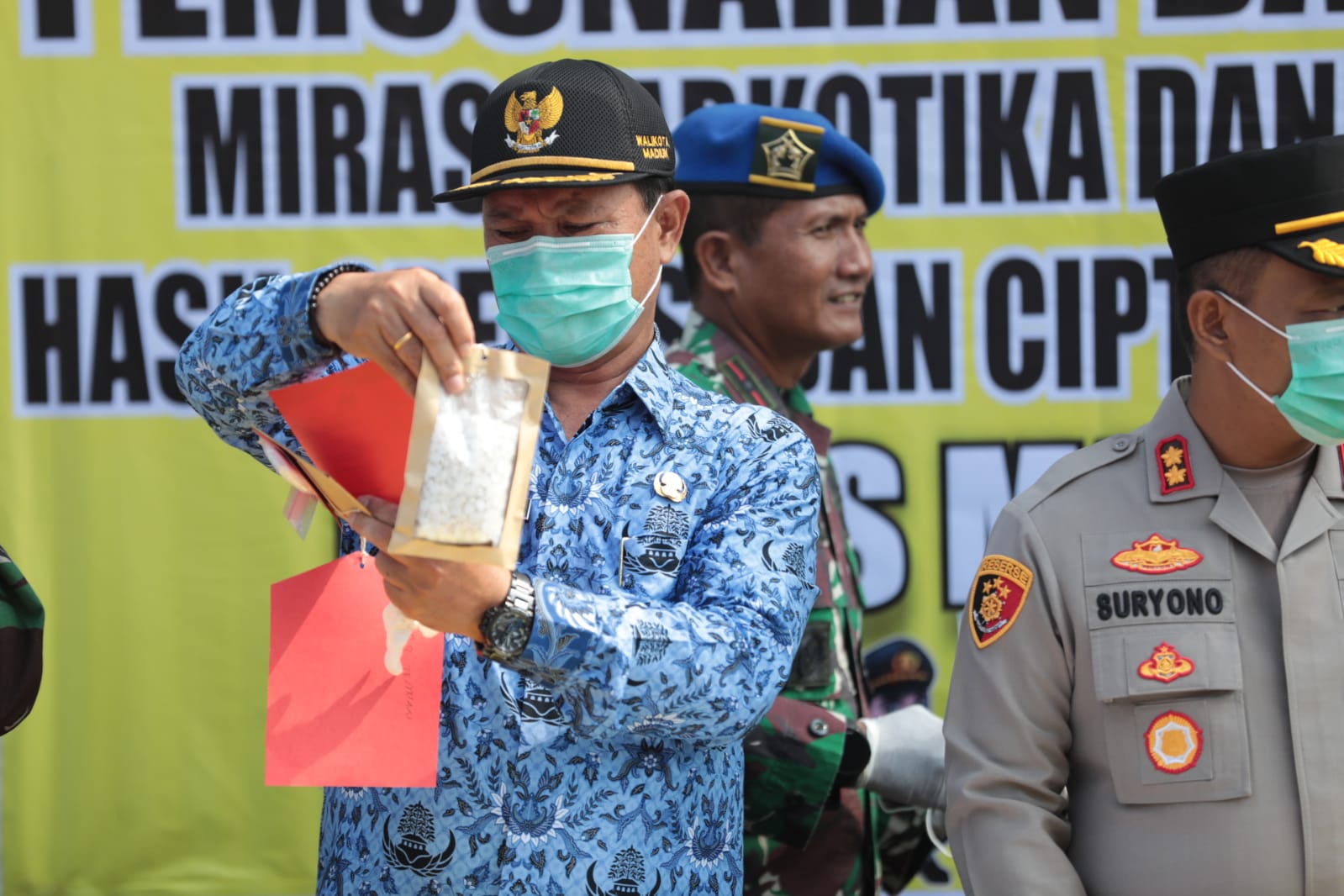Foto 6 dari 10: Jaga Kondusifitas Lebaran, Polisi Musnahkan Miras Hingga Knalpot Brong Hasil Sitaan Selama Sepekan