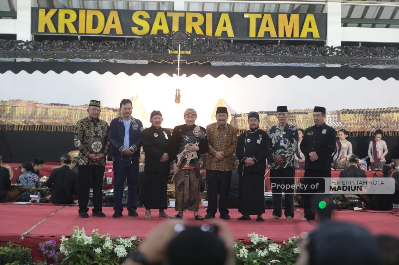 Foto 8 dari 13: Hadiri Pagelaran Wayang Kulit HUT 101 PSHT, Wali Kota: Pencak Silat Simpan Potensi Seni, Budaya, dan Ekonomi