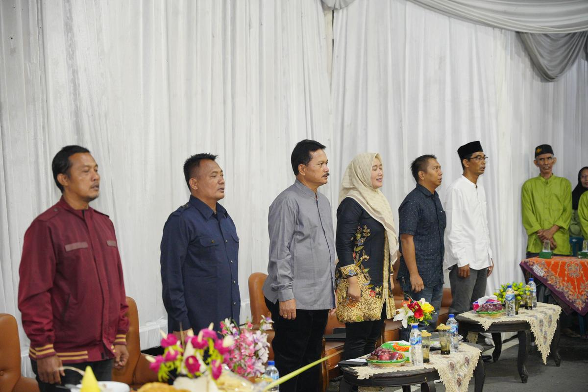 Foto 2 dari 8: Resmikan Gapura Gang Ayam Alas, Wali Kota Harap Jadi Penyemangat Warga Untuk Tingkatkan Pembangunan