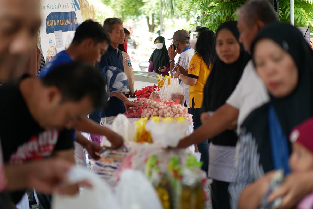 Foto 17 dari 19: Stabilisasi Harga Dan Stok Bahan Pangan, Pemprov Jatim - Pemkot Madiun Hadirkan Gerakan Pangan Murah