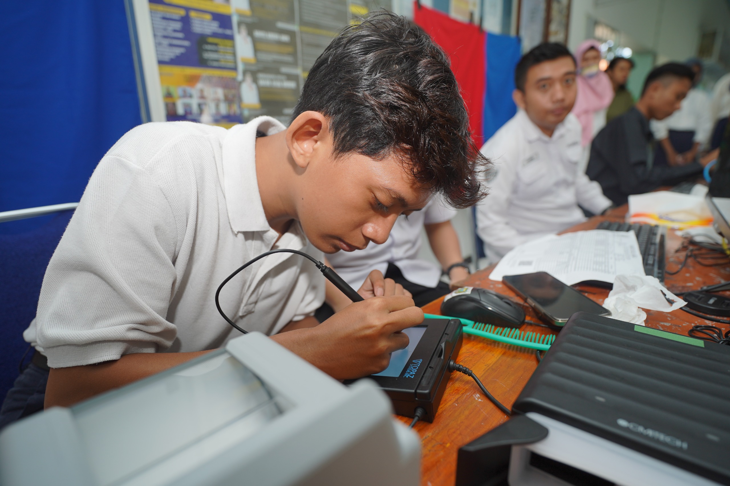 Foto 3 dari 8: Mudahkan Layanan Perekaman KTP-el untuk Pelajar, Dispendukcapil Kota Madiun Datangi Sekolah