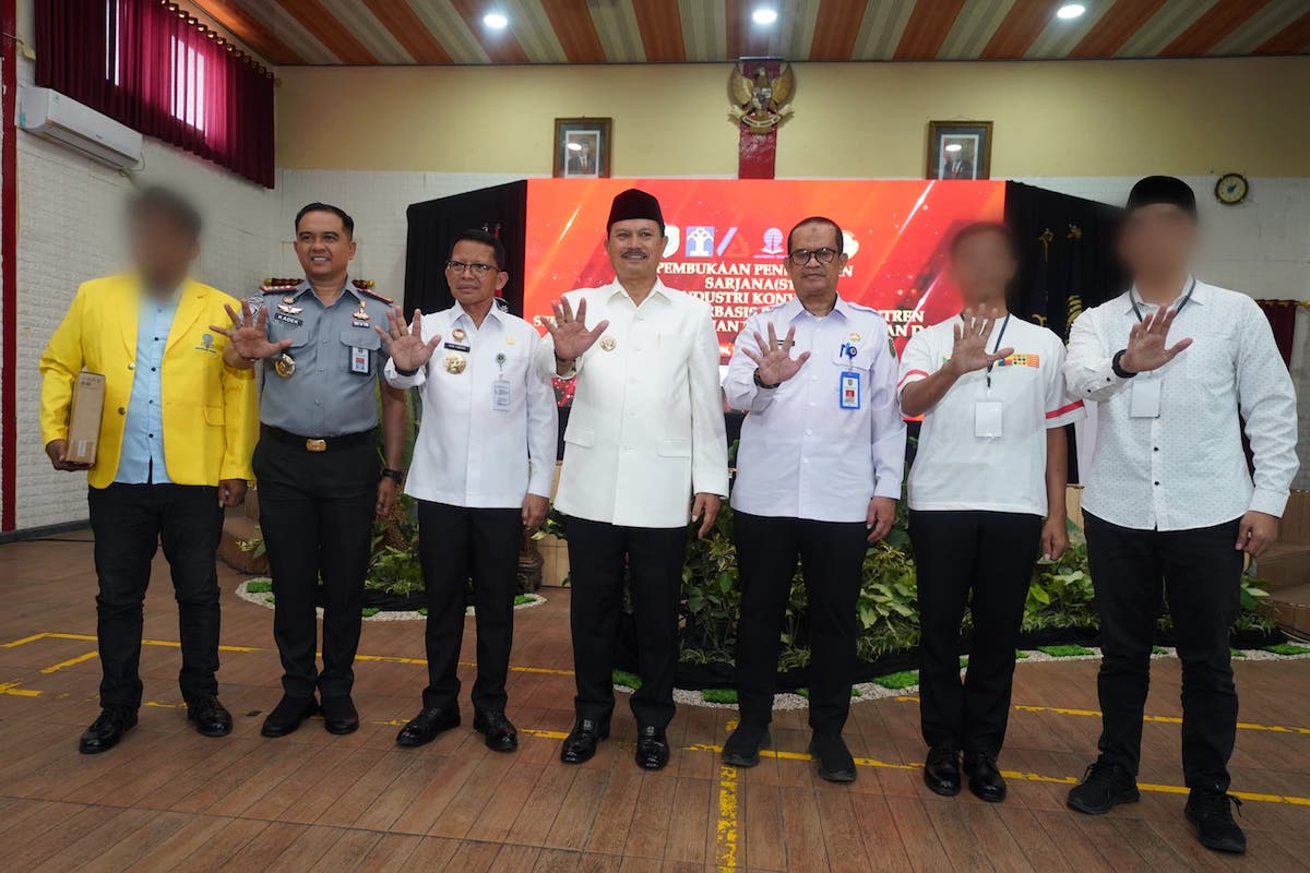 Foto 2 dari 7: Wali Kota Maidi Kuliahkan 20 Napi, Kakanwil Kemenkumham Jatim: Ini Baru Pertama di Tanah Air