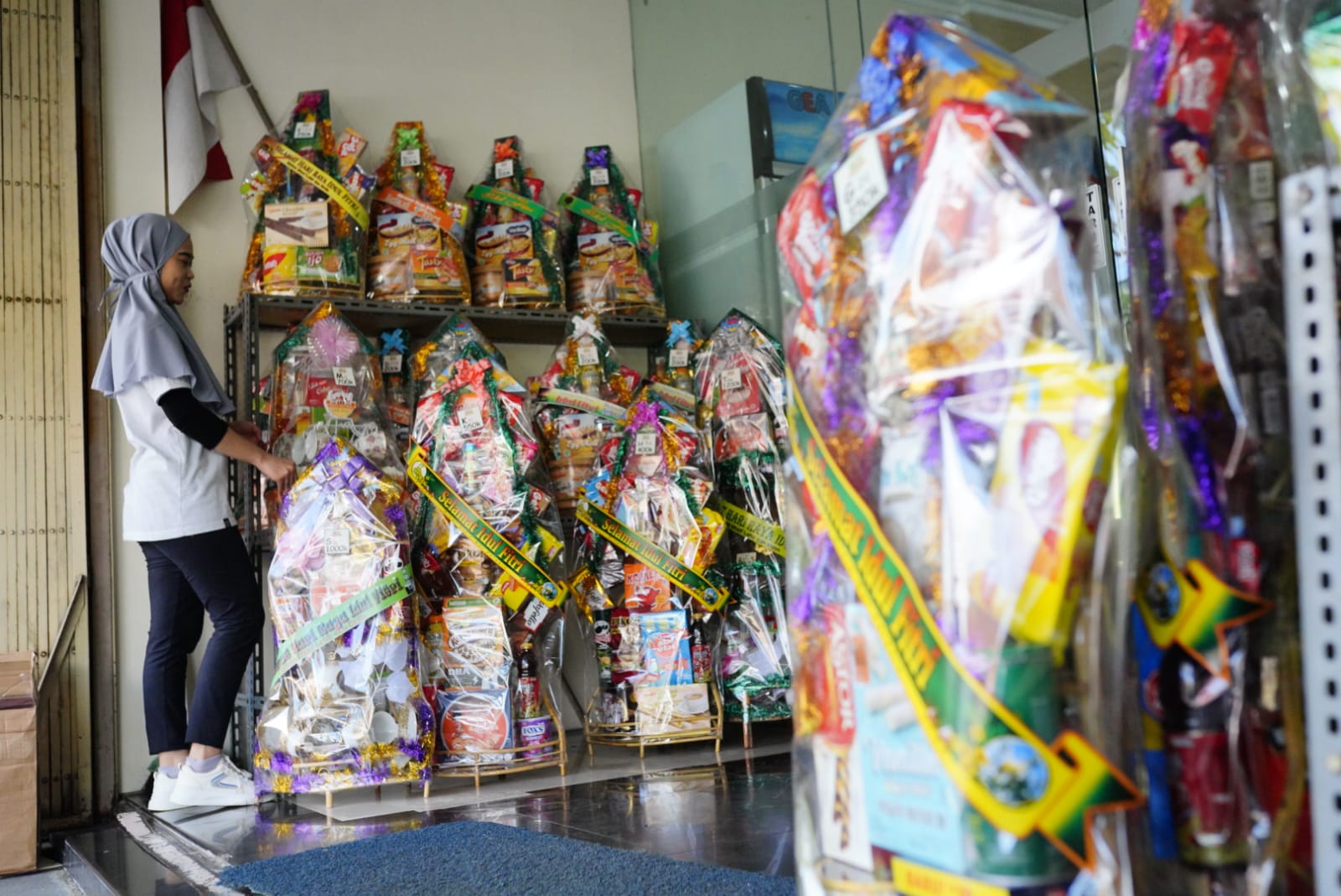 Foto 3 dari 4: Permintaan Parsel Lebaran Melonjak, Per Hari Produksi Ratusan Pesanan