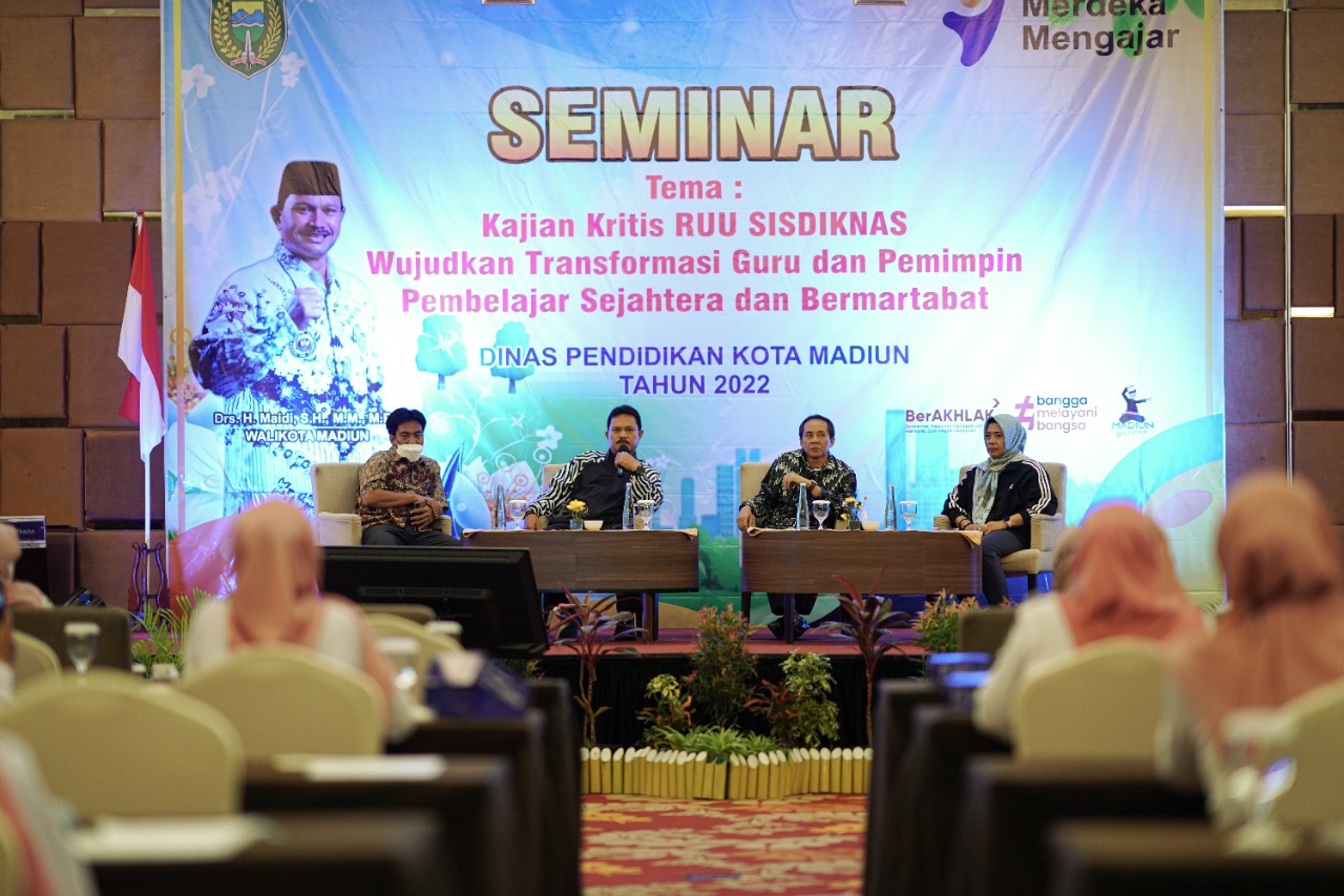 Foto 6 dari 10: Jadi Narasumber Seminar RUU Sisdiknas, Wali Kota Harap Peningkatan Kompetensi Guru