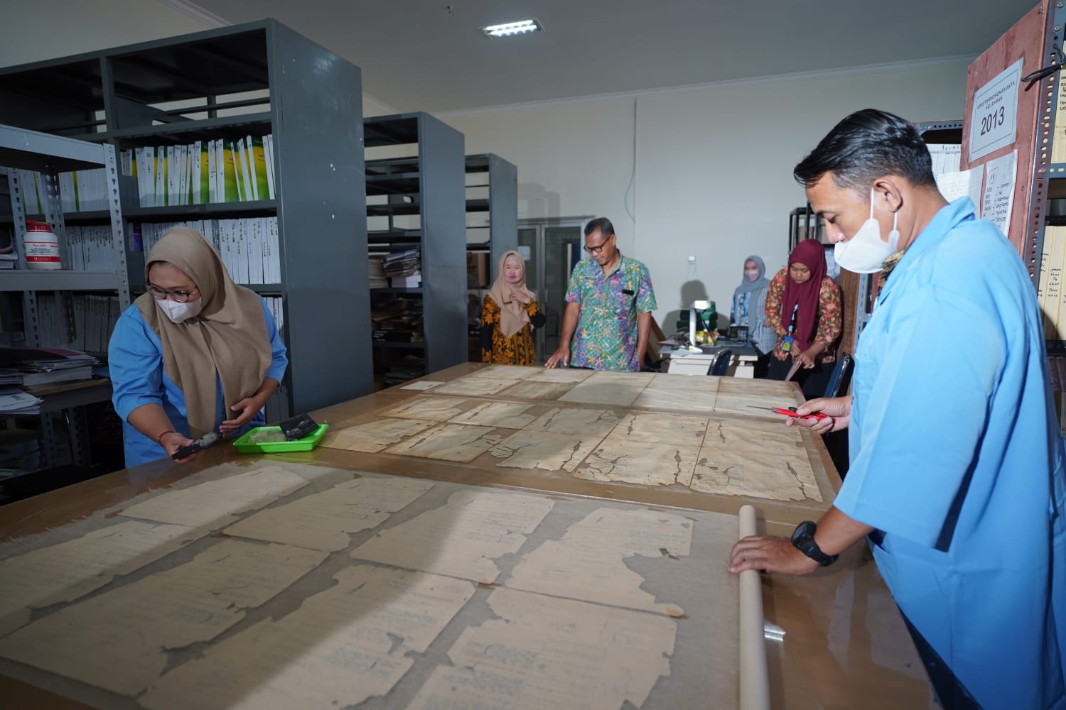 Foto 10 dari 10: Bersama Dispusip, Dukcapil Kota Madiun Restorasi Arsip dari Tahun 1940
