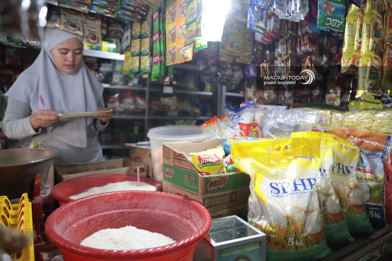 Foto utama berita: Harga Beras Melambung, Bulog Madiun Masifkan Beras SPHP ke Pedagang Pasar