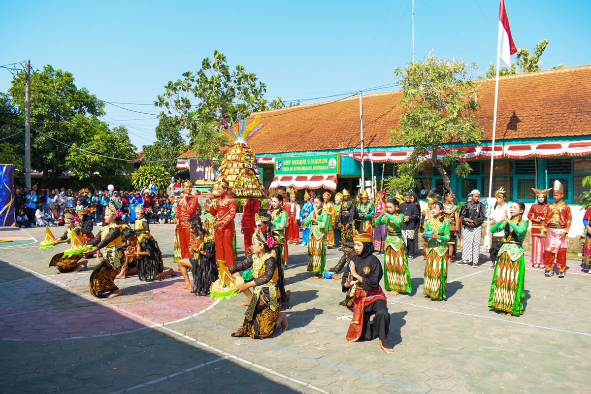 Foto 5 dari 6: Tanamkan Karakter Pancasila Sejak Dini Pada Siswa, Peringatan 38 Tahun SMPN 9 Madiun Kental Berbalut Adat Nusantara