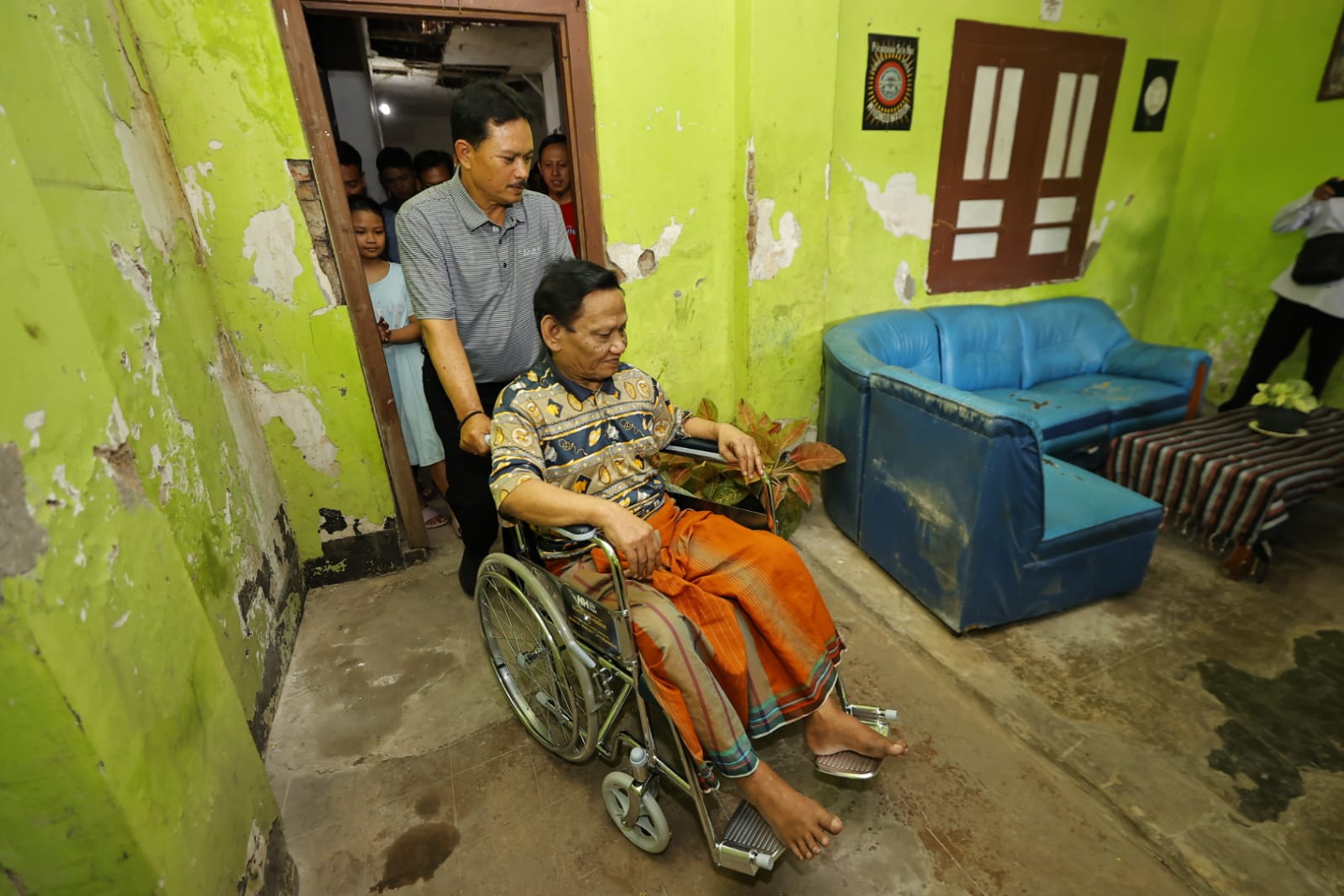 Foto utama berita: Potret Haru dan Bahagia Para Penerima Bantuan Kursi Roda dari Wali Kota