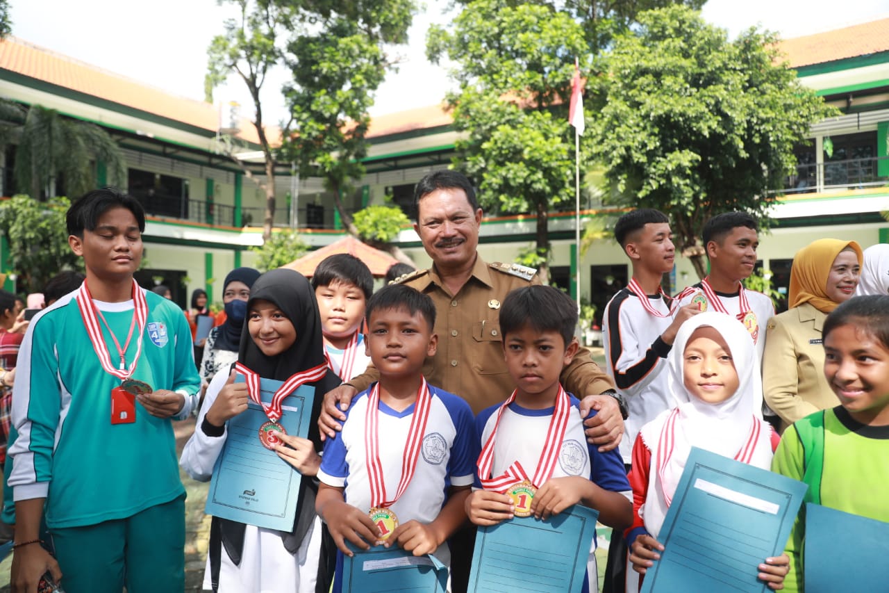 Foto 4 dari 13: Serahkan Medali Kejurkot Petanque 2023, Wali Kota Harap Prestasi Atlet Kota Madiun Terus Meningkat