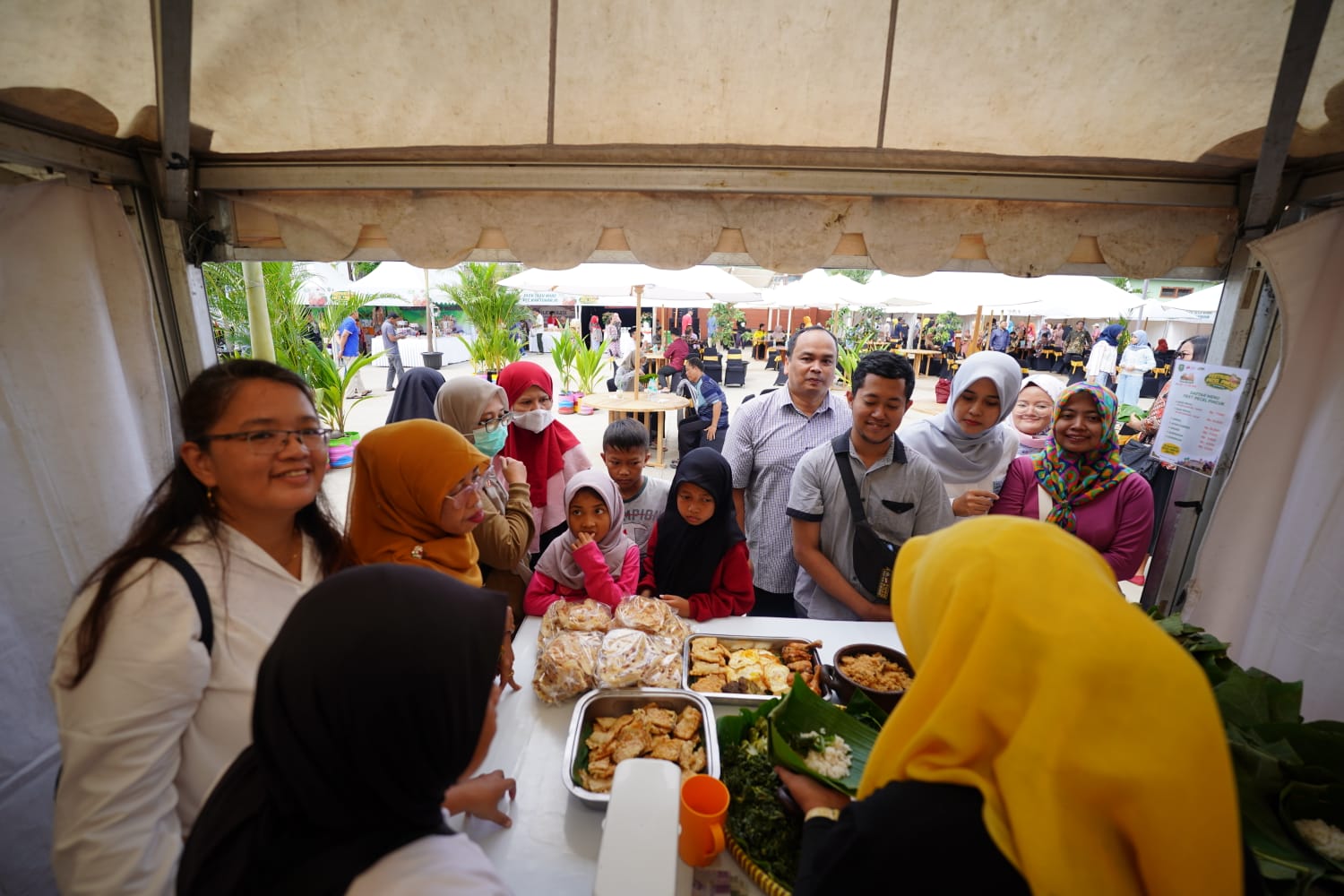 Foto 5 dari 10: Festival Pecel Pincuk Resmi Dimulai, Pemkot Siapkan 600 Porsi Gratis Hari Ini