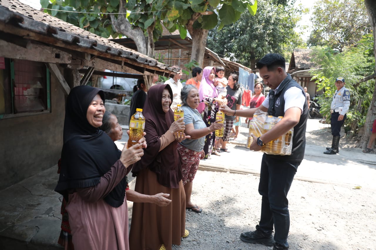 Foto 10 dari 10: Gandeng Baznas, Wali Kota Salurkan Bantuan Bagi Pemilik Rumah Ambruk di Nambangan Lor