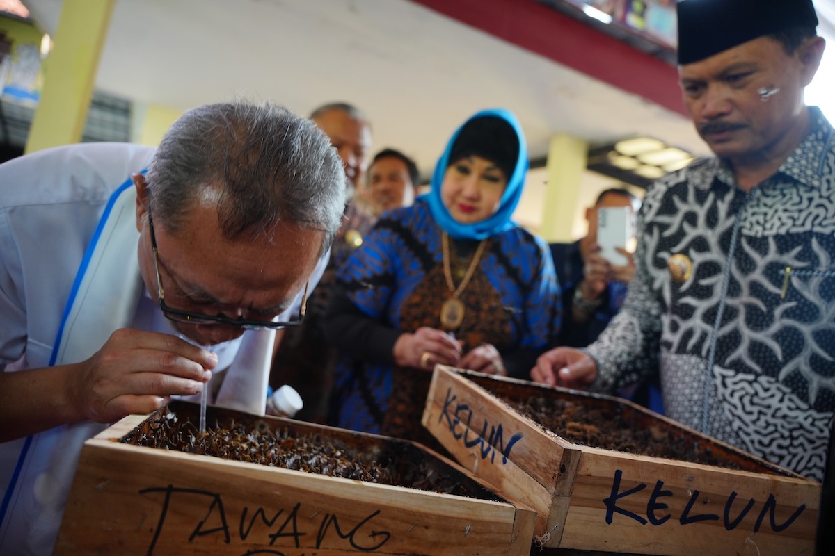 Foto 7 dari 11: Kunker di Kota Pendekar, Mendag Tinjau UMKM dan Beri Bantuan Pangan