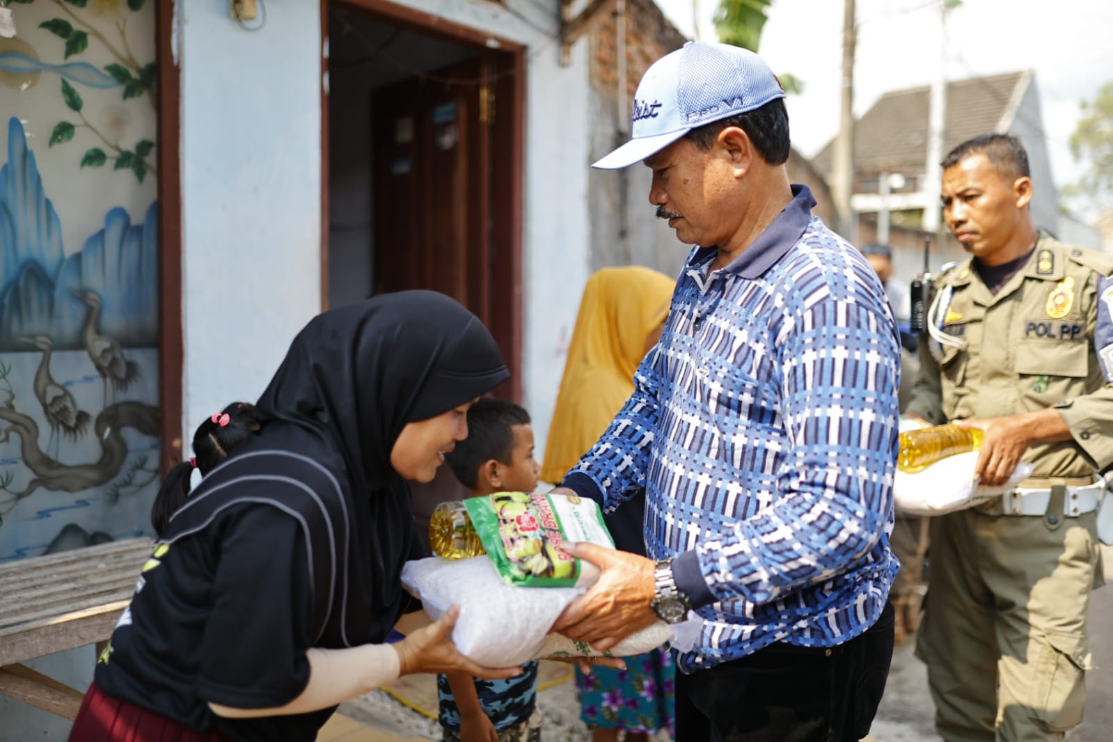 Foto 1 dari 9: Tebarkan Suka Cita, Wali Kota Salurkan Sembako Untuk Warga Kampung Baru Demangan