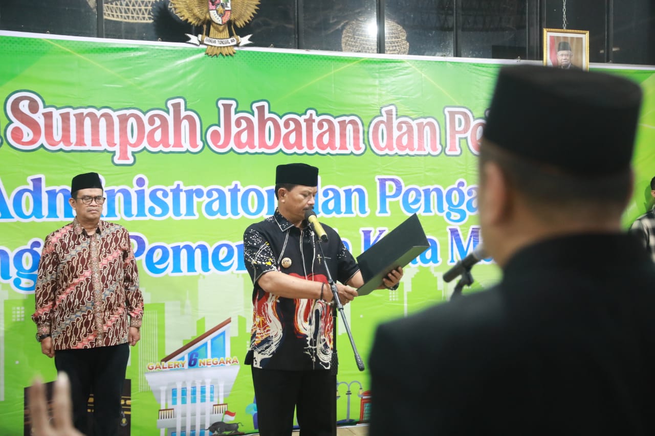 Foto 10 dari 15: Lantik 20 Pejabat, Wali Kota: Tugas Adalah Ibadah, Pejabat Harus Menjadi Contoh