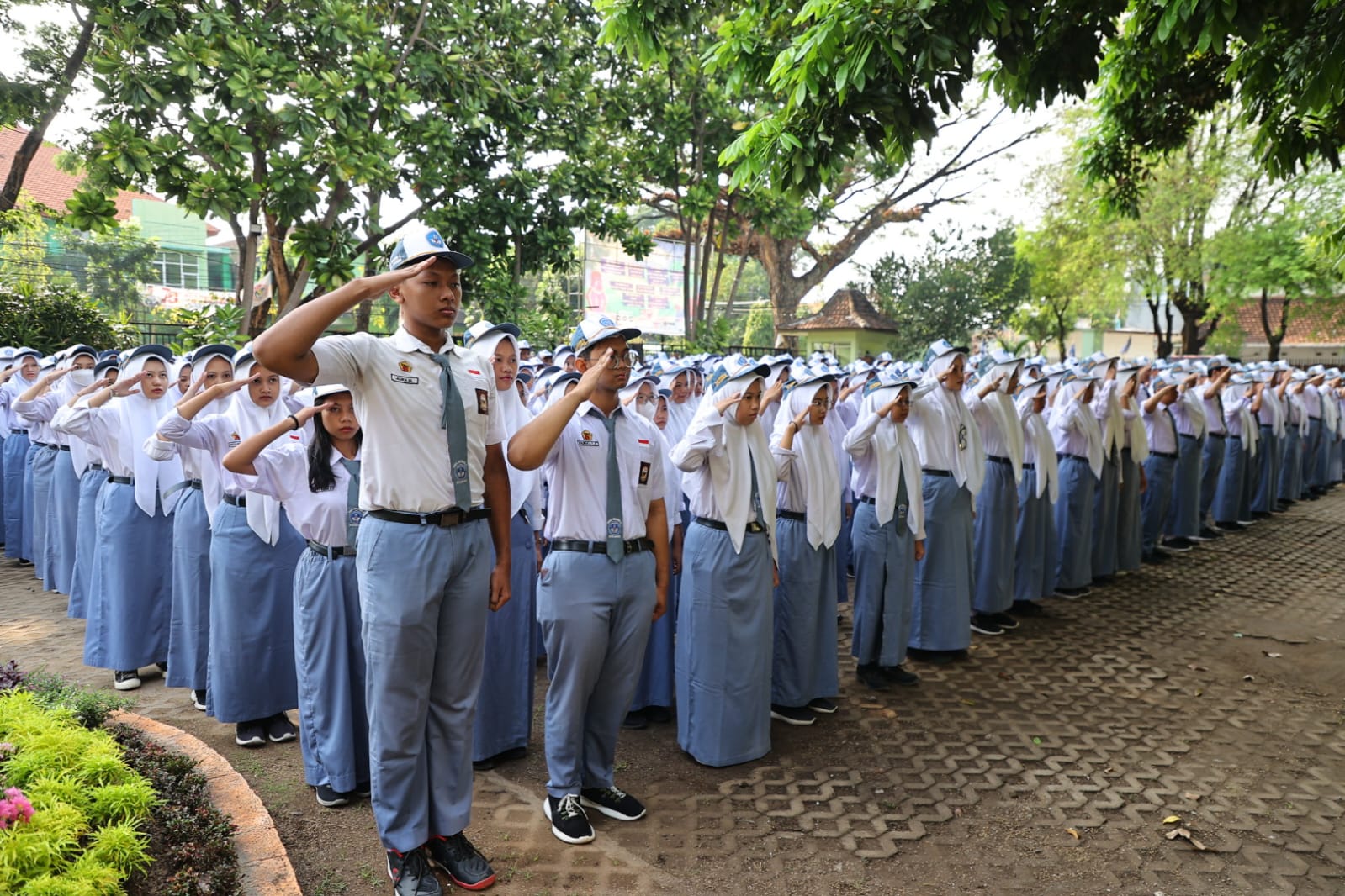 Foto 5 dari 8: Jadi Pembina Upacara di SMAN 6, Wali Kota: Ilmu Pendidikan Akan Menjadi Pelindung ke Depan