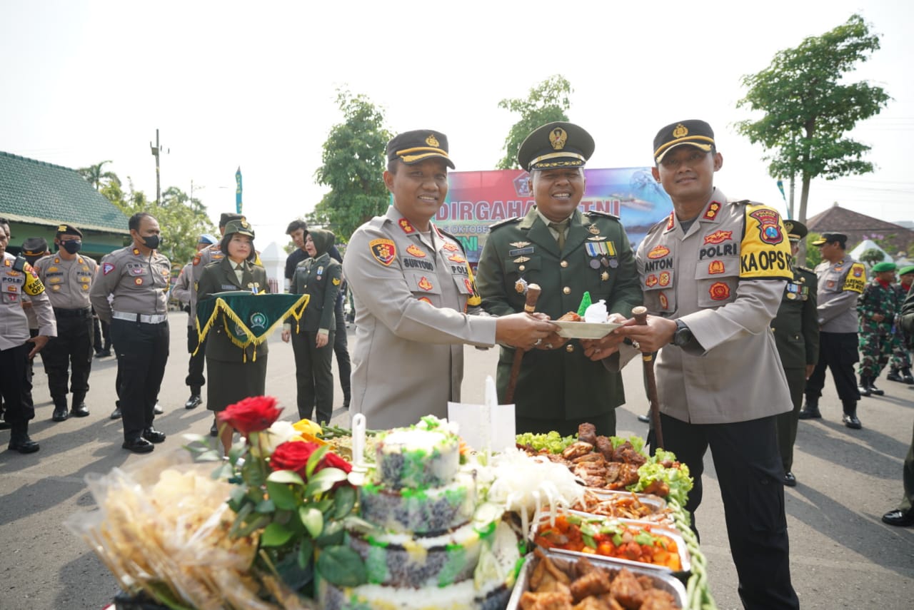 Foto 9 dari 11: Rayakan HUT Ke-77 TNI, Polisi Kota/Kabupaten Beri Kejutan Untuk Korem