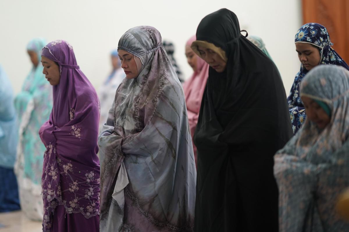Foto 4 dari 9: Salat Isya dan Tarawih di Masjid Agung Baitul Hakim, Wali Kota: Jadikan Ramadan Sebagai Momentum Tingkatkan Ibadah