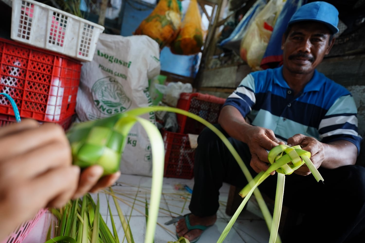Foto 9 dari 10: Baru H+3 Lebaran, Pedagang Ketupat PBM Akui Penjualan Tahun Ini Lebih Laris