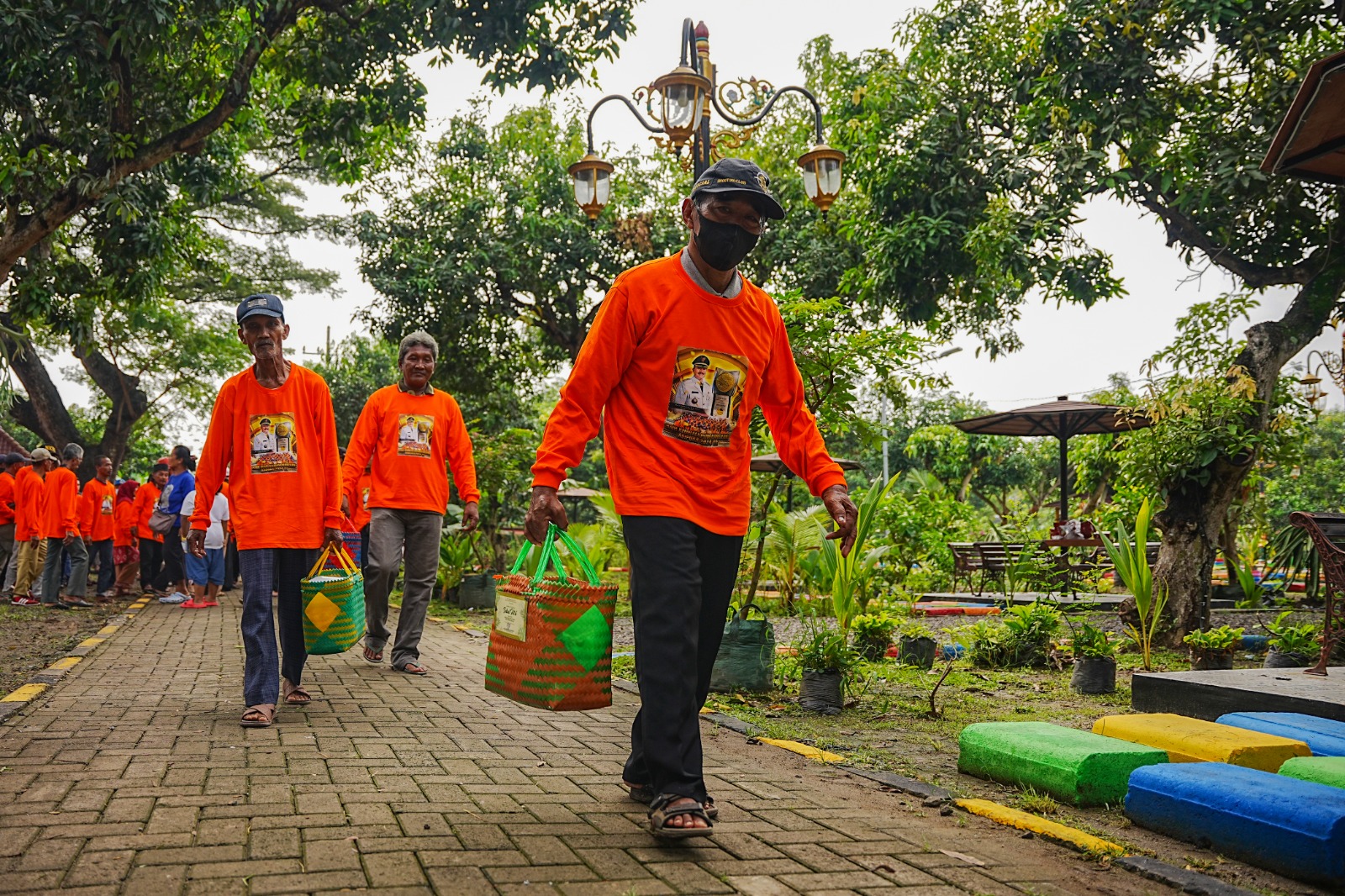 Foto 4 dari 5: Petugas Kebersihan Ikut Pegang Piala Adipura, Wali Kota : Ini Kesuksesan Kita Bersama