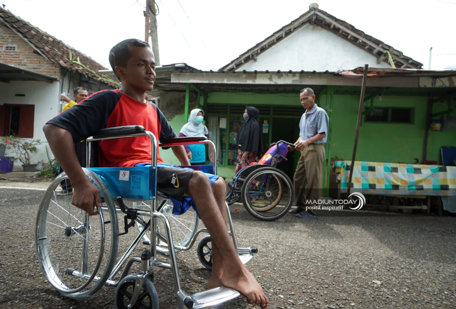Foto 5 dari 9: Fasilitasi Alat Bantu Layak Bagi Disabilitas, Pemkot Madiun Berikan Empat Kursi Roda Baru untuk Warga
