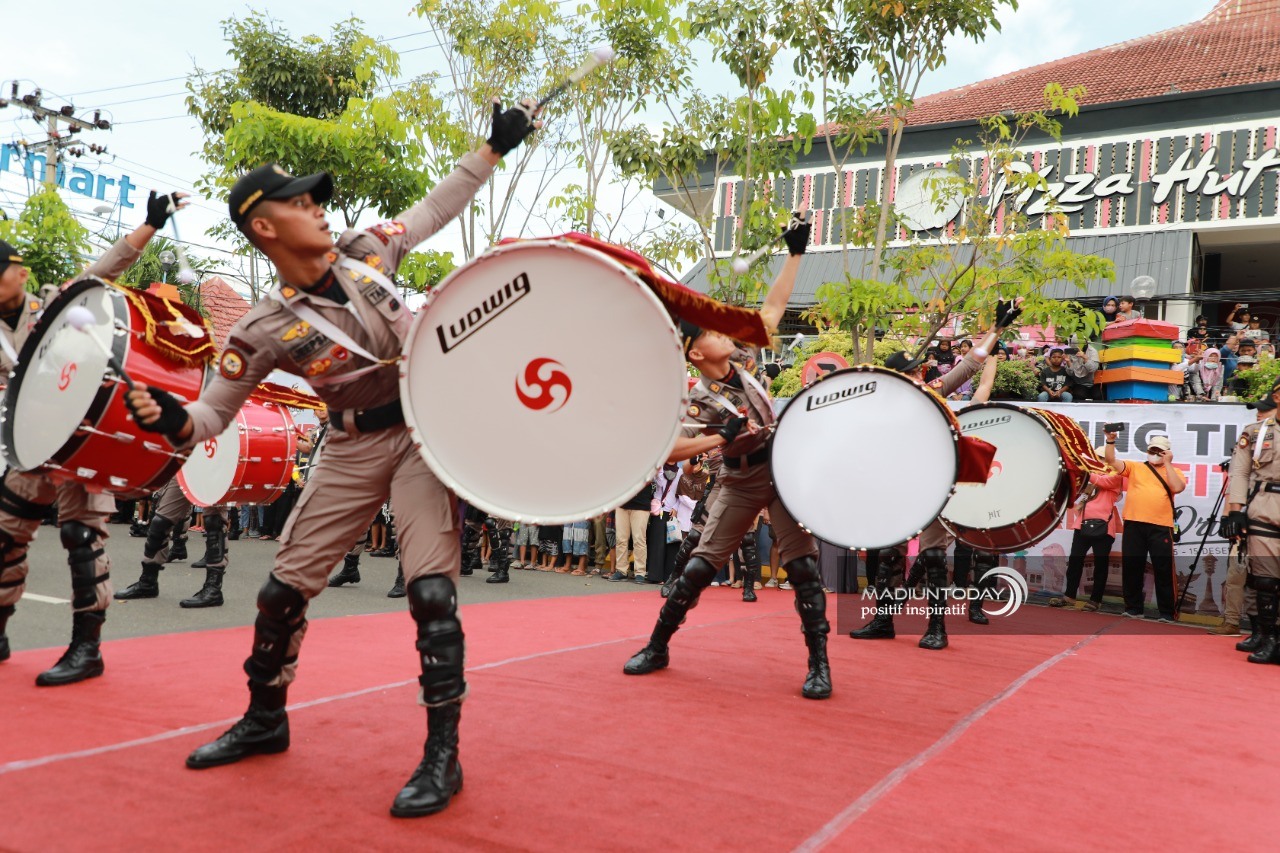 Foto 14 dari 19: Sukses Memukau Masyarakat, Aksi Drumcorps Pelopor Cenderawasih Akpol Dapat Apresiasi Wali Kota Maidi