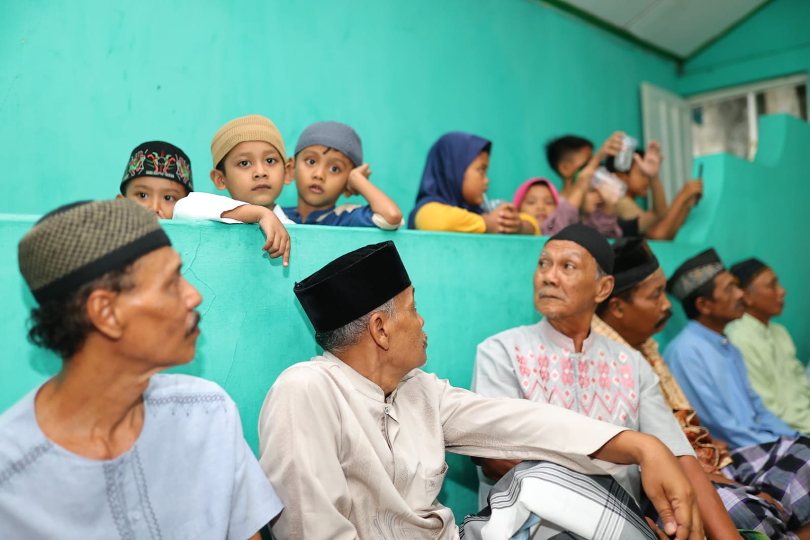 Foto 3 dari 8: Sambang Warga Jalan Trunojoyo, Wali Kota Shalat Isya Berjamaah Di Musala Al Qodiroh