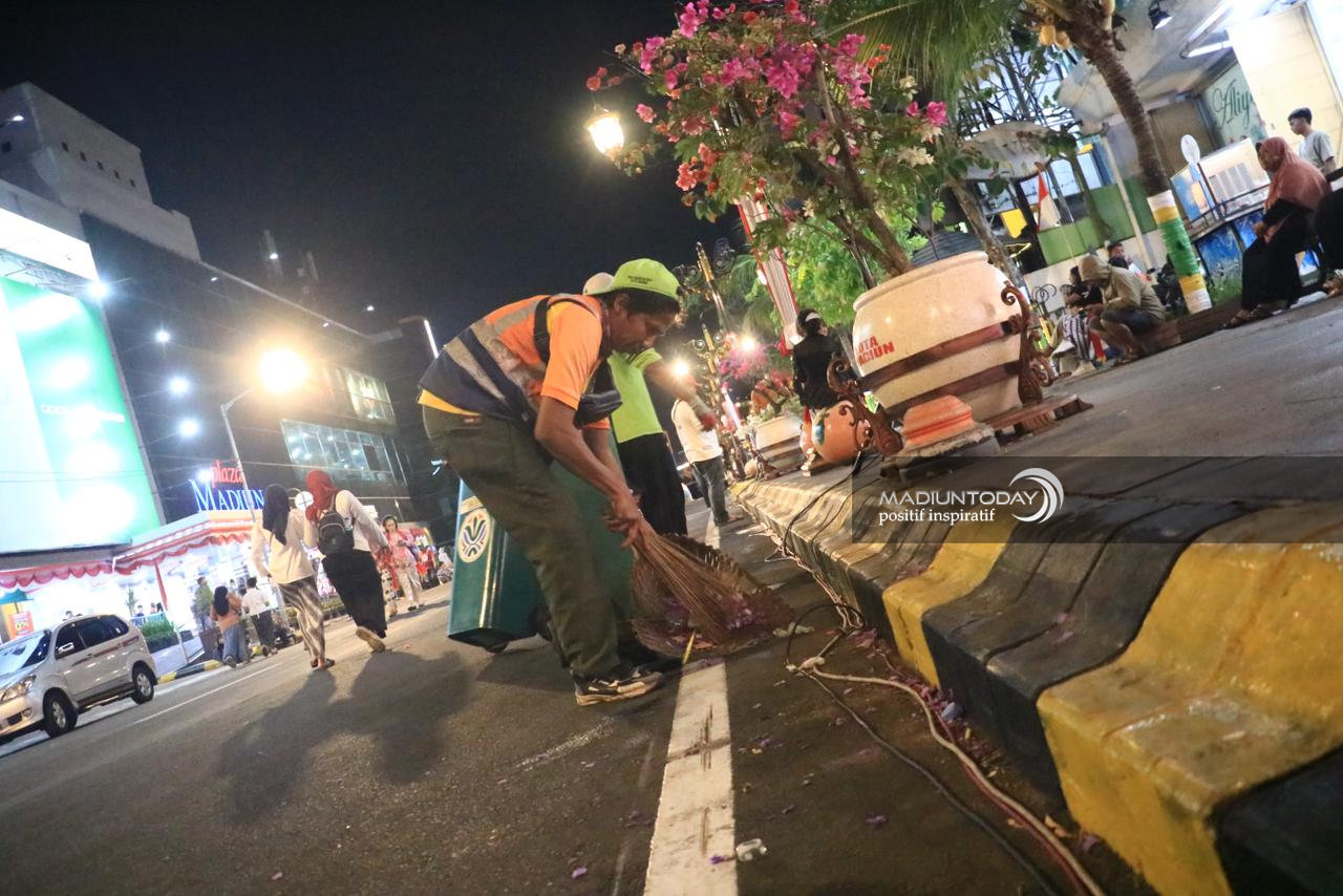 Foto 6 dari 15: Euforia Madiun Menari Berakhir, Petugas Kebersihan Pastikan Jalan Pahlawan Kembali Bersih