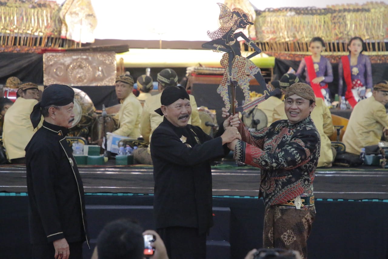 Foto 4 dari 9: Hadiri Pagelaran Wayang Kulit dan Tasyakuran PSHT, Pj Wali Kota Beri Apresiasi