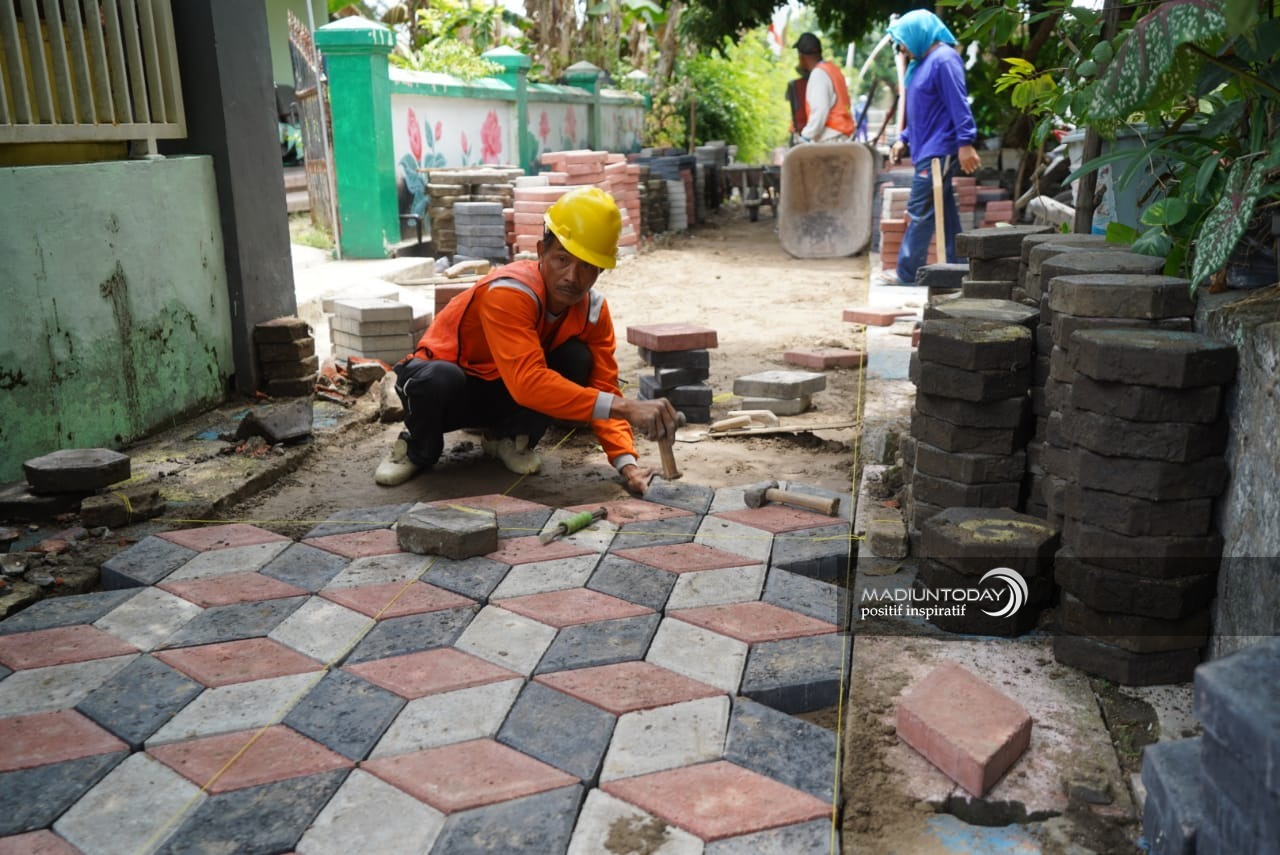 Foto 4 dari 6: Ada Enam Titik Pavingisasi di Kelurahan Pangongangan, Pengerjaan Dua di Antaranya Sudah 30 Persen
