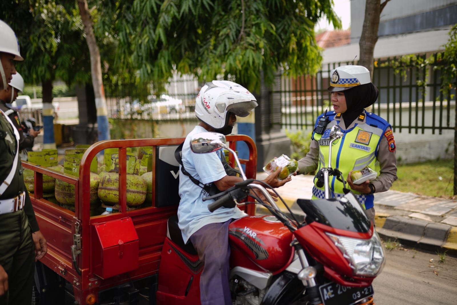 Foto 1 dari 6: Tertib Berlalu Lintas, Pengemudi Angkutan Barang Dapat Reward dari Petugas